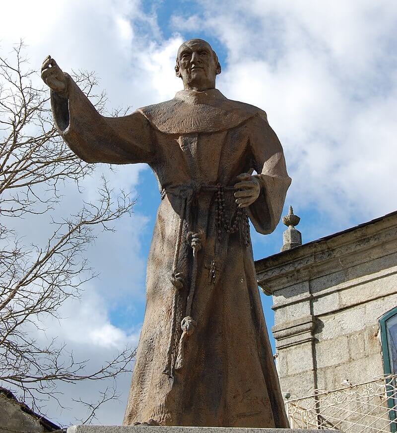 Beato Sebastián Aparicio
Autor:  Danntad, trabajo propio
Fecha:  Foto tomada a la estatua el 23 de marzo de 2007                                                                                                                                      Fuente: Wikipedia